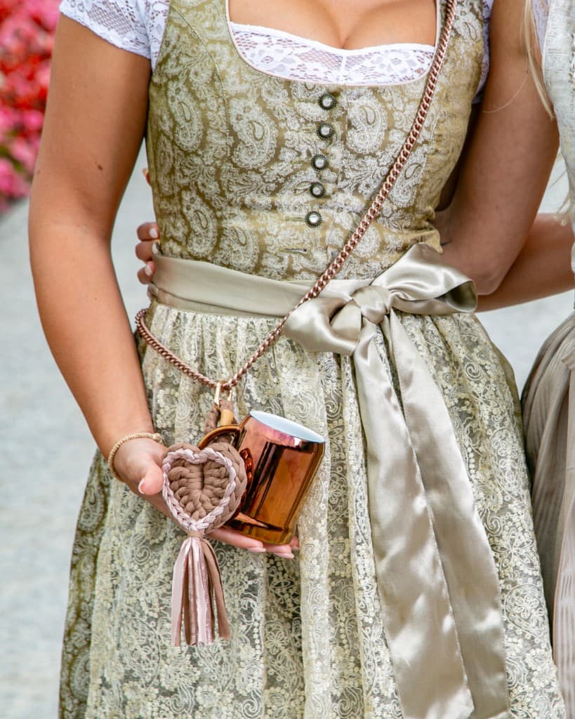 LOGOKRÜGERL am Dirndl