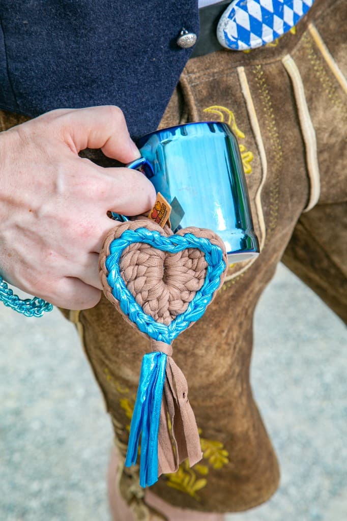LOGOKRÜGERL mit LOOPHEART an Lederhose